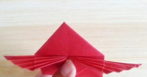 带翅膀的礼物折法,带翅膀的爱心折纸怎么折?