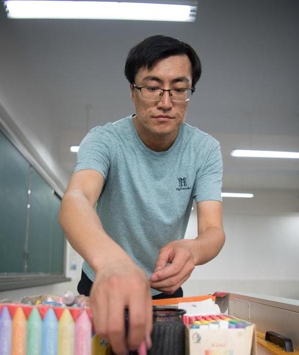 最美礼物!老师暑假在天花板画满星空,用时20天手累得抬不起